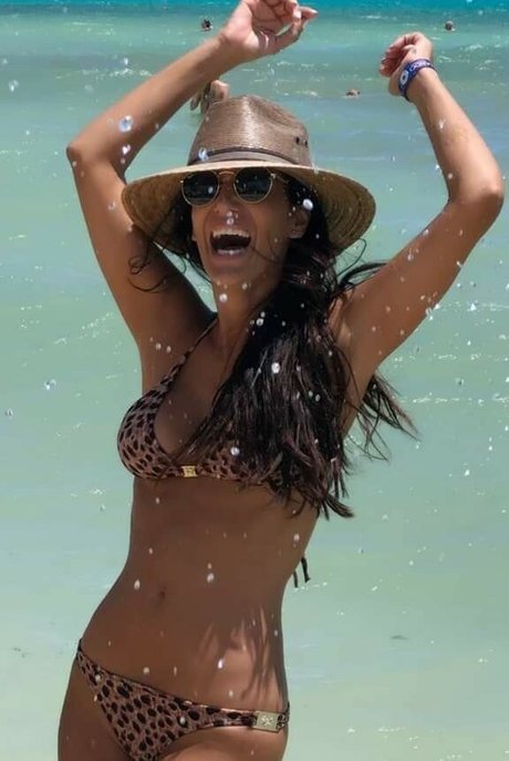 アジア人の偽おっぱいオンリーファンズ セクシーヌード 画像