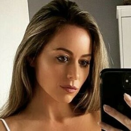 Carly Baker 独占スター 写真