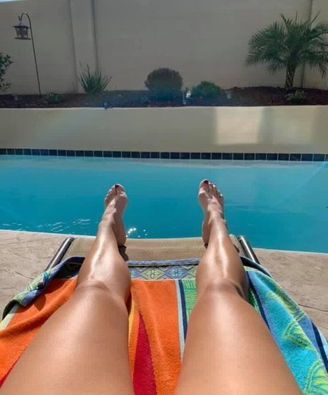 曲線美のブロンドオンリーファンズ ポルノ 画像