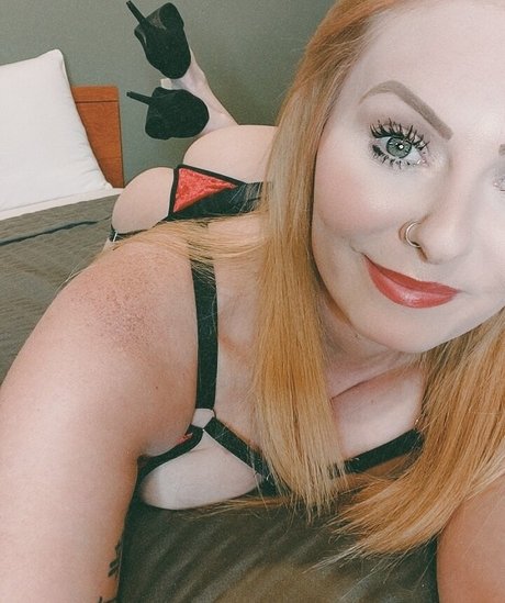 濃厚なヌードオンリーファンズ ポルノグラフィック 写真