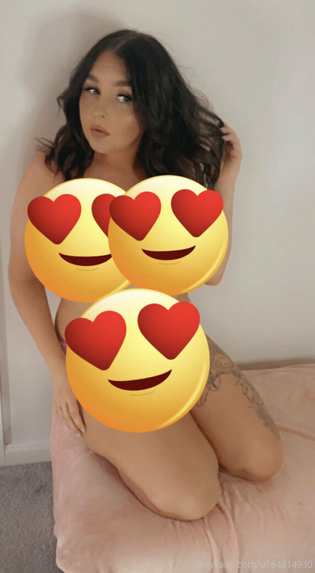 小さいチンポのシーメールオンリーファンズ ホットポルノ 画像