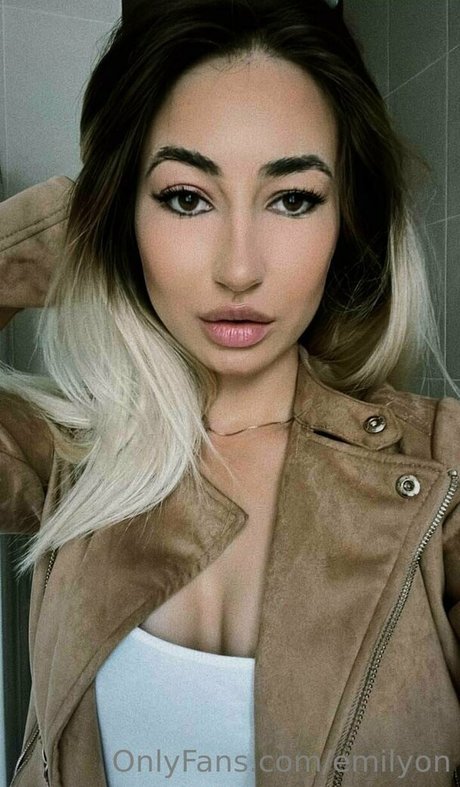 ティーンフィンガリングオンリーファンズ ヌード 写真