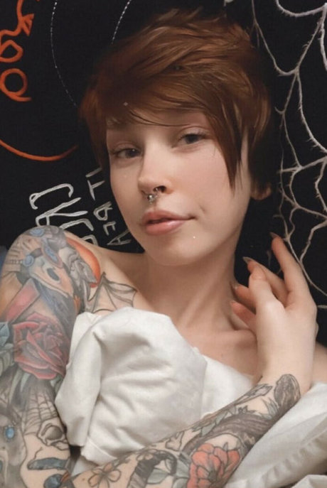 Ember Wolf ヌードモデル 写真