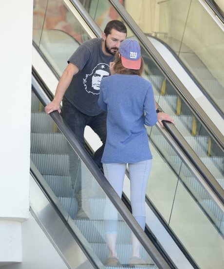 Mia Goth ホットなポルノスター 写真