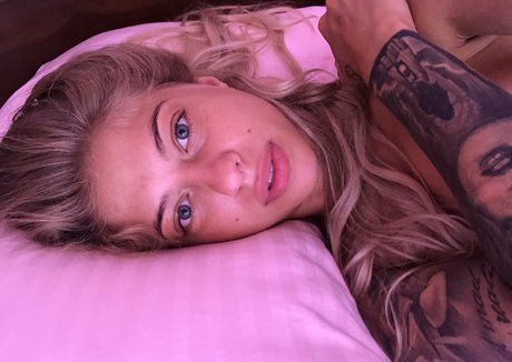 ティーンレズビアンオンリーファンズ 無料裸 画像