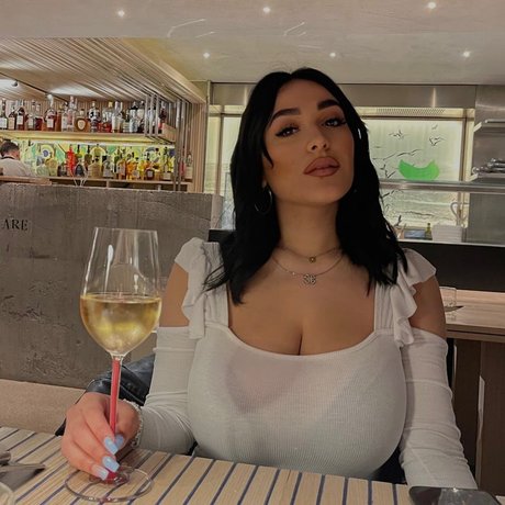 巨乳カップルオンリーファンズ ホット 写真