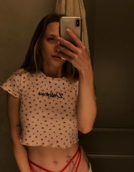 Dina Lewd セクシーモデル 写真