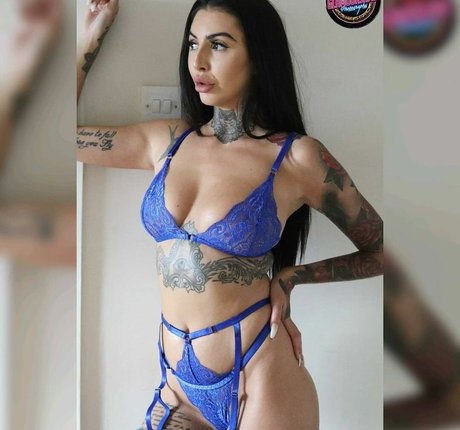 裸の女の子オンリーファンズ 無料ヌード 画像