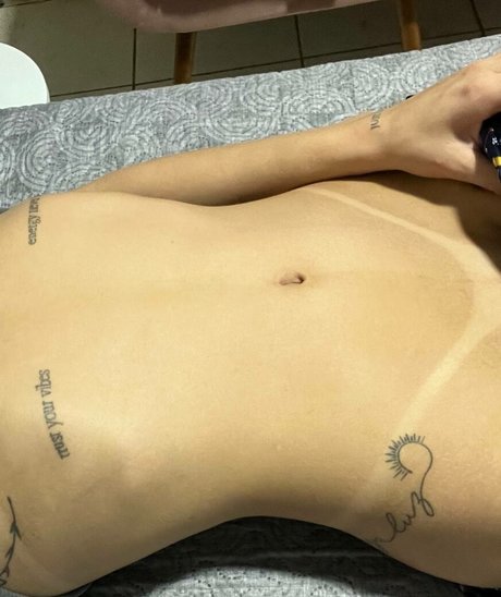 カムフィートオンリーファンズ 無料セクシー 画像