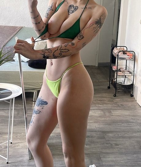 黒髪の熟女オンリーファンズ ヌード ギャラリー