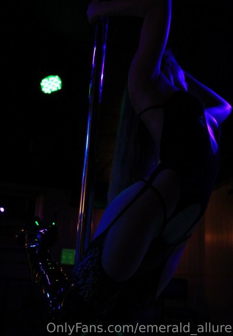 ニューハーフが男とセックスするオンリーファンズ アートヌード 画像