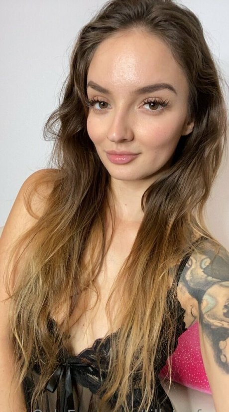 黒髪の熟女オンリーファンズ セクシー裸 ギャラリー