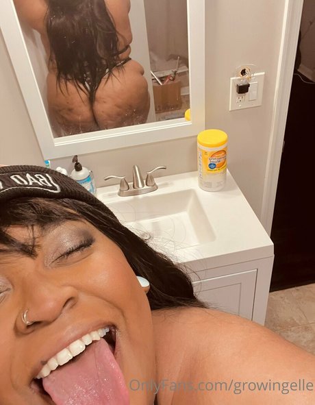 アナルファックオンリーファンズ ホットヌード 写真