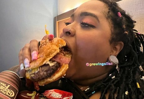 ティーンフィンガリングオンリーファンズ ポルノグラフィック 画像