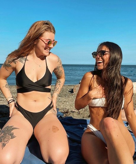 巨乳ストリップオンリーファンズ セクシー裸 画像