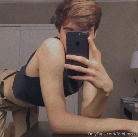 Femboyxxx スター 裸 画像
