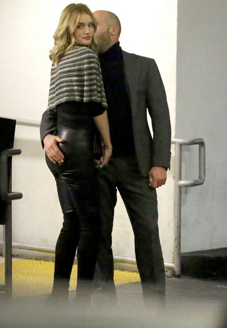 お尻を広げるオンリーファンズ エロ 画像