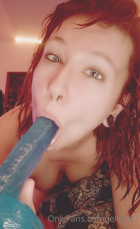 セクシーなブルネットのオンリーファンズ セクシーヌード 画像