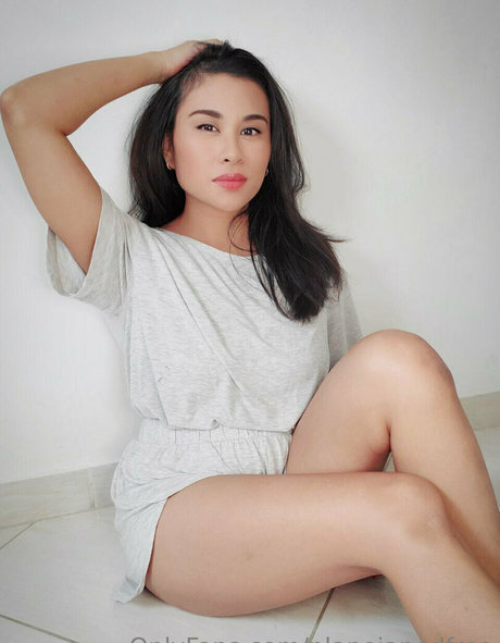 熟女の足オンリーファンズ 無料 写真