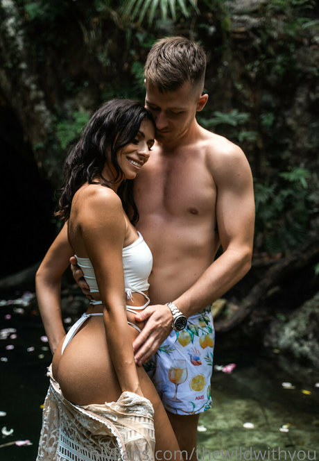 曲線美のランジェリーオンリーファンズ 裸 ギャラリー