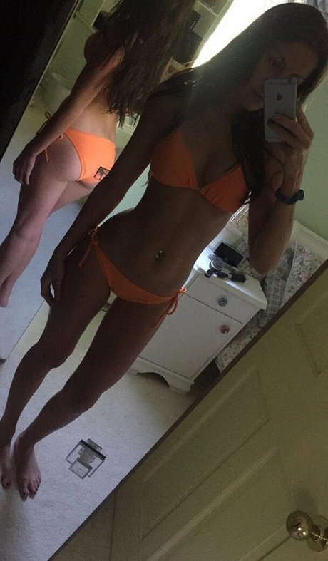 曲線美の女の子オンリーファンズ セクシーヌード 写真