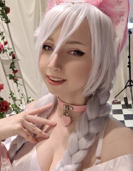 かわいいブロンドのオンリーファンズ アート裸 画像