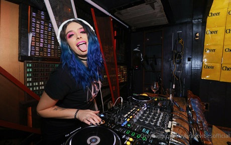 貞操帯オンリーファンズ ホットヌード 写真