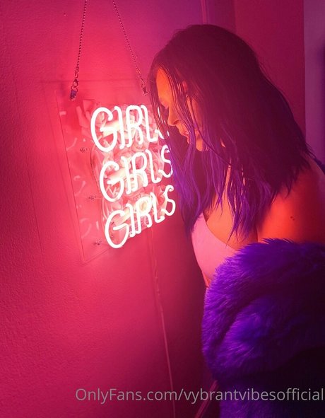 vybrantvibesofficial ホットなスター 画像