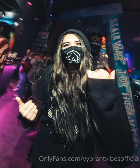 vybrantvibesofficial ヌードモデル 写真