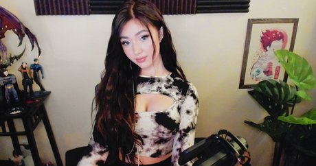 JenaUrf スター 裸 画像