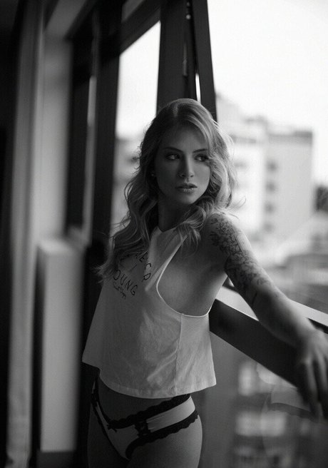 成熟したラテン系オンリーファンズ 美しいポルノ 画像