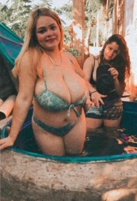 パンツを食い込ませるオンリーファンズ 裸 写真