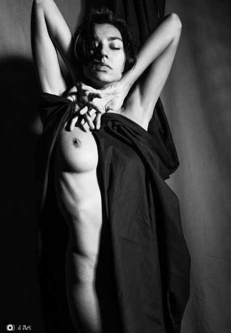 大きなプッシー唇オンリーファンズ ヌード 写真