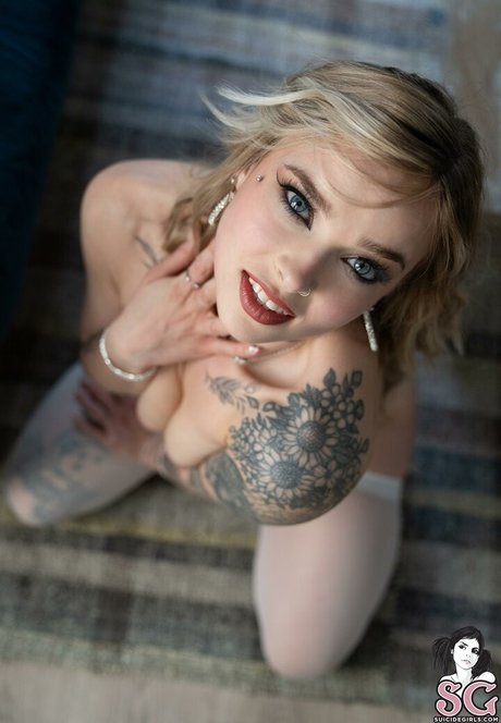 オイルを塗った巨乳オンリーファンズ ホットポルノ 写真