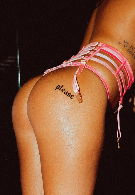 裸の女の子オンリーファンズ 美しい 写真