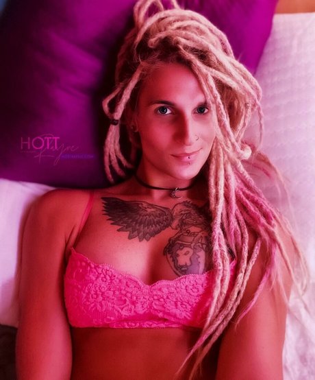 Hottrayne スター 裸 写真