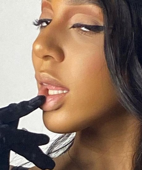 Alisha Kone 素敵な女優 写真