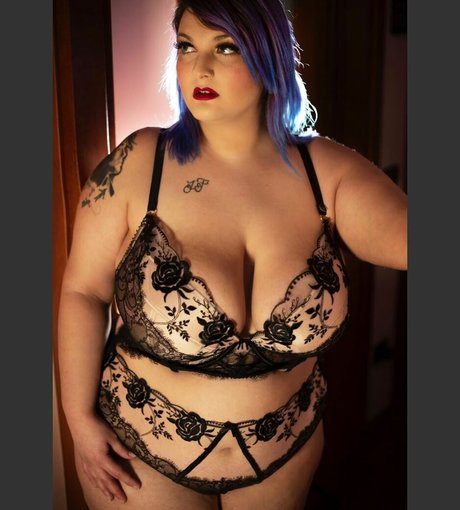 Hilary Ilariaa 美しいモデル 写真