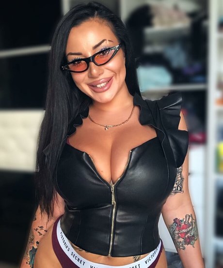 Kristina Karieva 限定モデル 画像