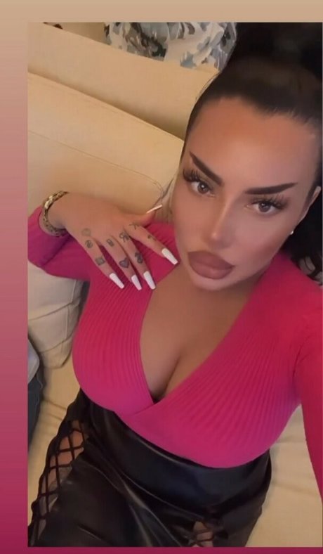 巨乳オナニーオンリーファンズ ポルノグラフィック 画像