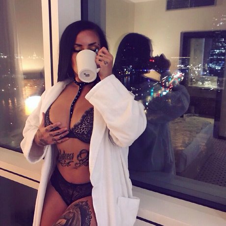 Kristina Karieva ヌードのポルノスター ギャラリー