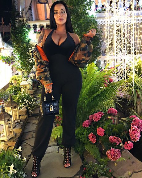 イギリスのおばあちゃんオンリーファンズ アート裸 アーカイブ