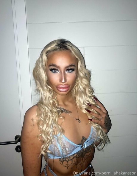 かわいいブロンドのオンリーファンズ セクシーヌード ギャラリー