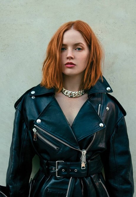 Ellie Bamber ポルノモデル 画像