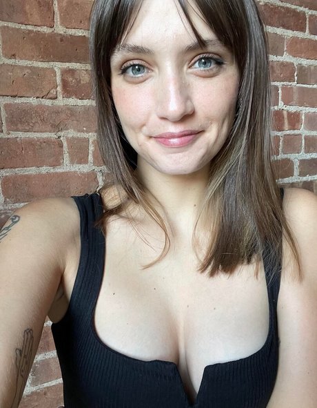 ランジェリーヌードオンリーファンズ セクシー裸 写真