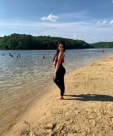 ソーシャルメディアインフルエンサーオンリーファンズ アート裸 画像