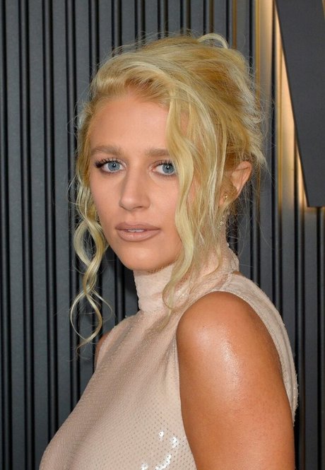 Julia Schlaepfer ポルノモデル 画像