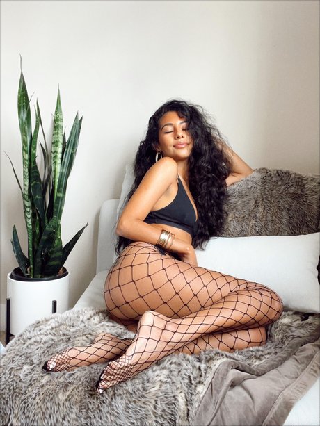 金髪のホットな妻オンリーファンズ セクシーヌード 写真