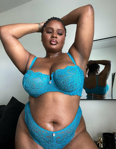 lingerieloungefree トップモデル 写真