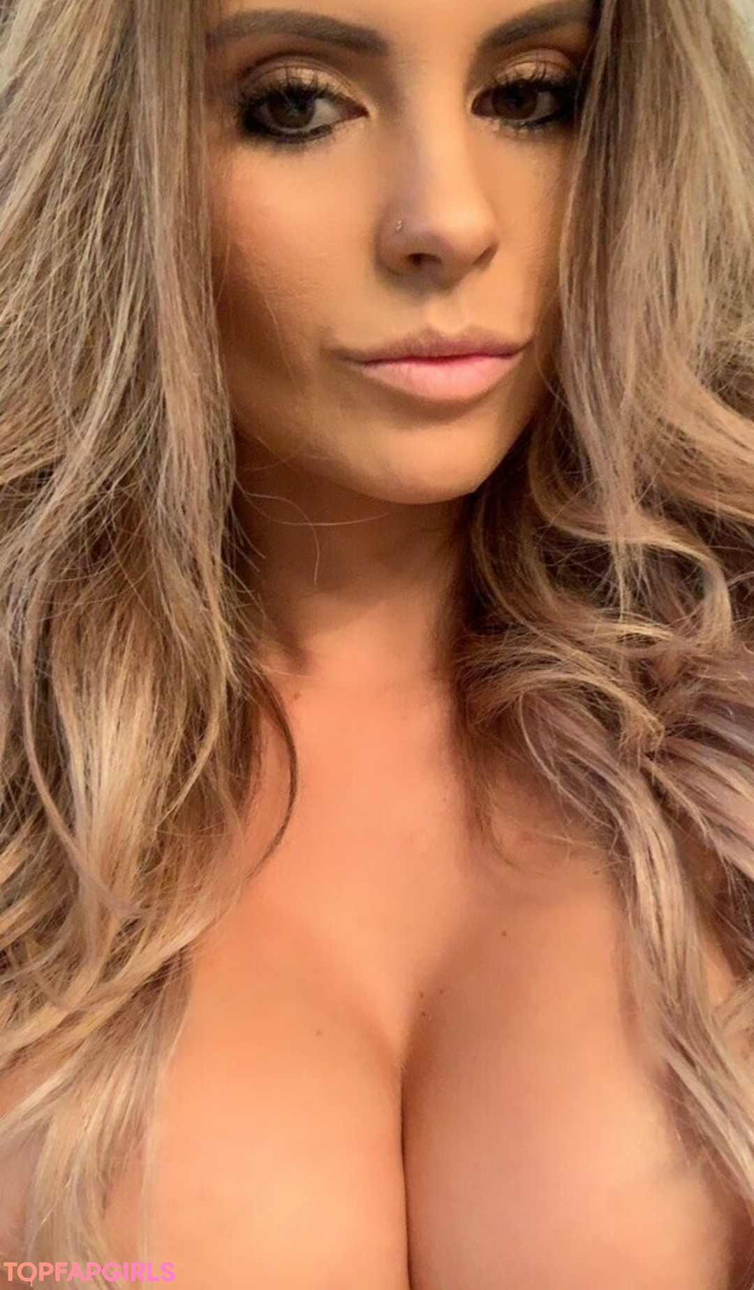 巨乳オナニーオンリーファンズ 美しいヌード 画像